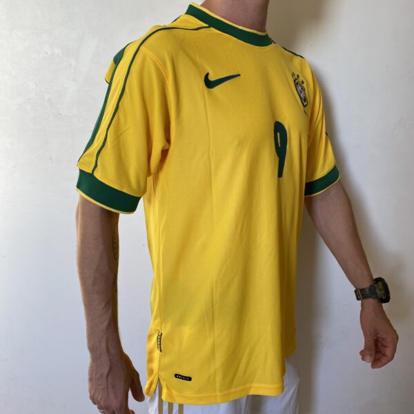 Camisa Retrô Clássica Seleção Brasileira Brasil – Versão Home Ronaldo 9 – Nike Masculina – Amarela – 1998 - Imagem 9