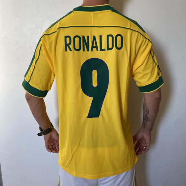 Camisa Retrô Clássica Seleção Brasileira Brasil – Versão Home Ronaldo 9 – Nike Masculina – Amarela – 1998 - Imagem 13