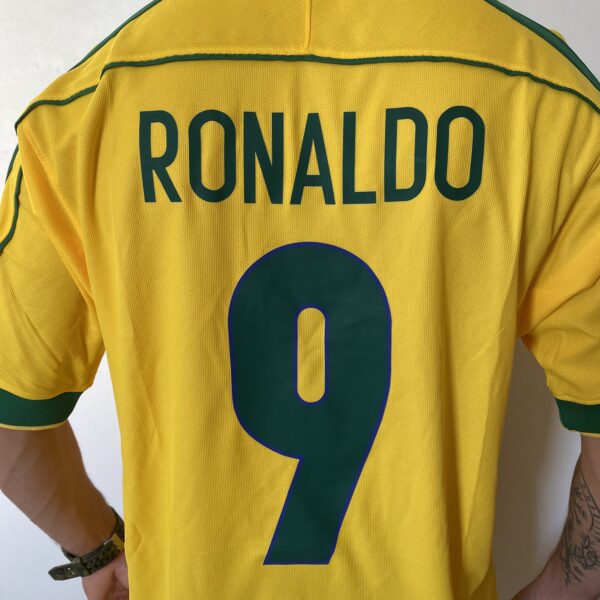 Camisa Retrô Clássica Seleção Brasileira Brasil – Versão Home Ronaldo 9 – Nike Masculina – Amarela – 1998 - Imagem 14