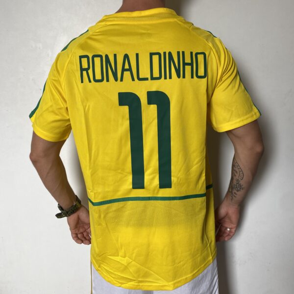 Camisa Retrô Clássica Seleção Brasileira Brasil – Nike Masculina – Versão Torcedor Amarela – 2002 - Ronaldinho 11 - Imagem 2