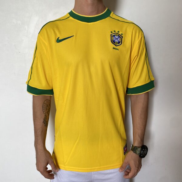 Camisa Retrô Clássica Seleção Brasileira Brasil – Versão Home Ronaldo 9 – Nike Masculina – Amarela – 1998 - Imagem 15