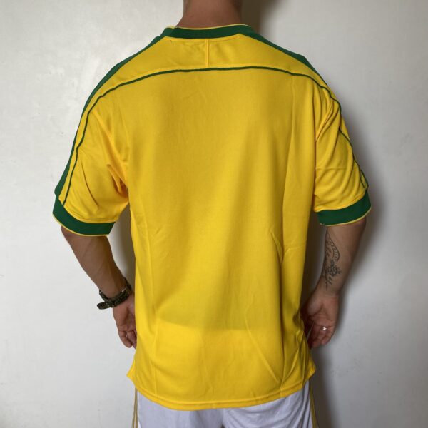 Camisa Retrô Clássica Seleção Brasileira Brasil – Versão Home Ronaldo 9 – Nike Masculina – Amarela – 1998 - Imagem 16