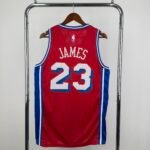 Camiseta Regata NBA Philadelphia 76ers - LeBron James 23 - Statement Vermelha 2026/27 Jordan - Imagem 21
