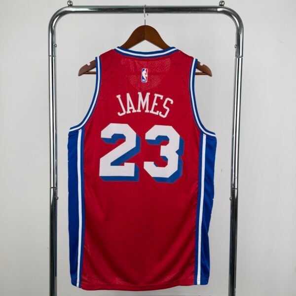 Camiseta Regata NBA Philadelphia 76ers - LeBron James 23 - Statement Vermelha 2026/27 Jordan - Imagem 21