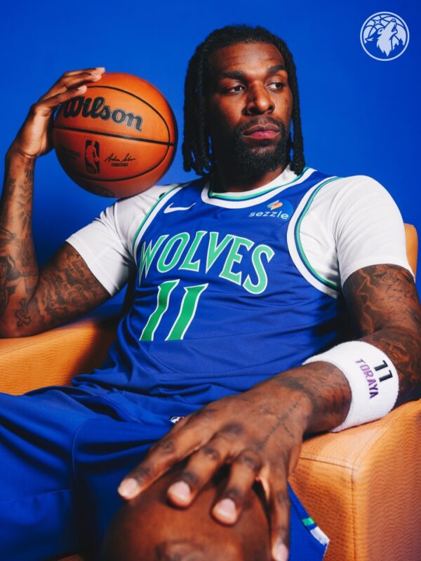 Camiseta Regata NBA Minnesota Timberwolves 11 Naz Reid Icon Edition Swingman 2026/27 Nike - Imagem 10
