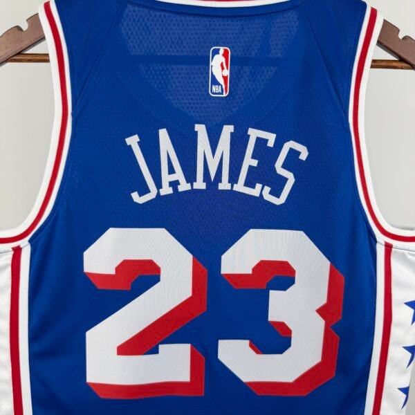 Camiseta Regata NBA Philadelphia 76ers - LeBron James 23 - Icon Azul 2026/27 Nike - Imagem 18