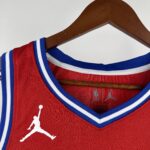 Camiseta Regata NBA Philadelphia 76ers - LeBron James 23 - Statement Vermelha 2026/27 Jordan - Imagem 5