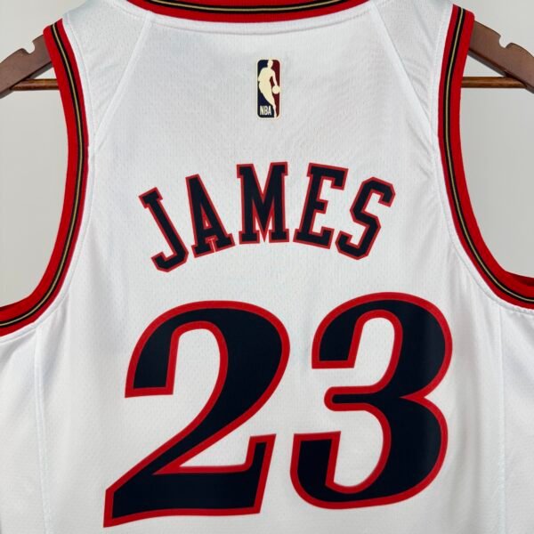 Camiseta Regata Basquete NBA Philadelphia 76ers Sixers - LeBron James 23 - Classic Edition Branca 2026/27 Nike - Imagem 6
