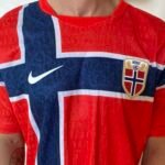 Camisa Seleção Noruega Home Versão Jogador Copa Do Mundo 2026 Vermelha Nike - Imagem 2
