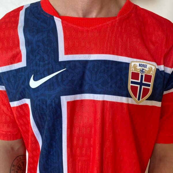 Camisa Seleção Noruega Home Versão Jogador Copa Do Mundo 2026 Vermelha Nike - Imagem 2