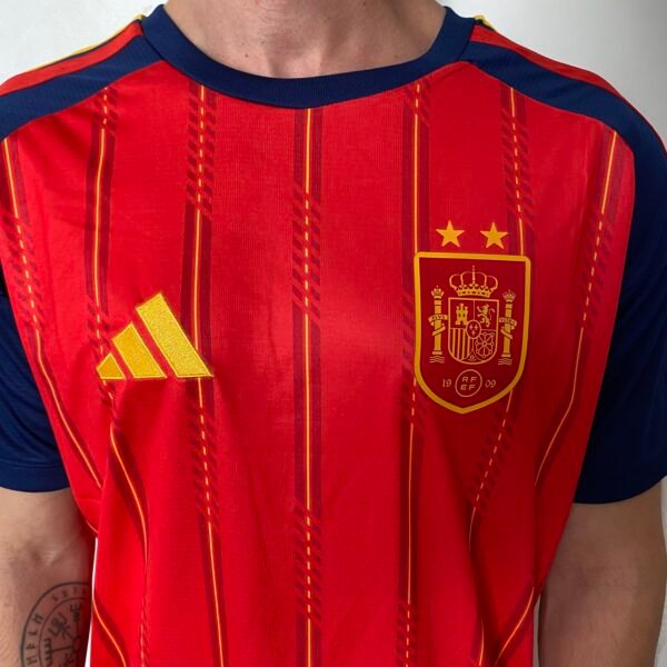 Camisa Seleção Espanha Home Versão Torcedor 2 Estrelas Campeão Copa Do Mundo 2026 Vermelha Adidas - Imagem 2