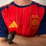 Camisa Seleção Espanha Home Versão Torcedor 2 Estrelas Campeão Copa Do Mundo 2026 Vermelha Adidas - Imagem 3