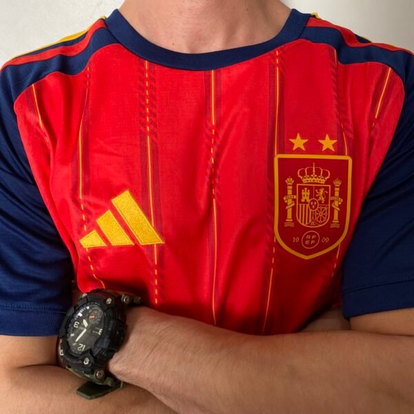 Camisa Seleção Espanha Home Versão Torcedor 2 Estrelas Campeão Copa Do Mundo 2026 Vermelha Adidas - Imagem 3