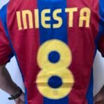 Camisa Retrô Barcelona 2007/2008 - Iniesta 8 - Nike  - Azul Grená - Imagem 13