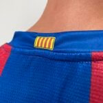 Camisa Retrô Barcelona 2007/2008 - Iniesta 8 - Nike  - Azul Grená - Imagem 14