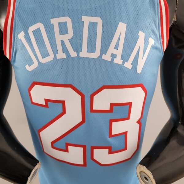 Camiseta Regata NBA Chicago Bulls Michael Jordan 23 City Edition Swingman 2020 Nike - Imagem 8