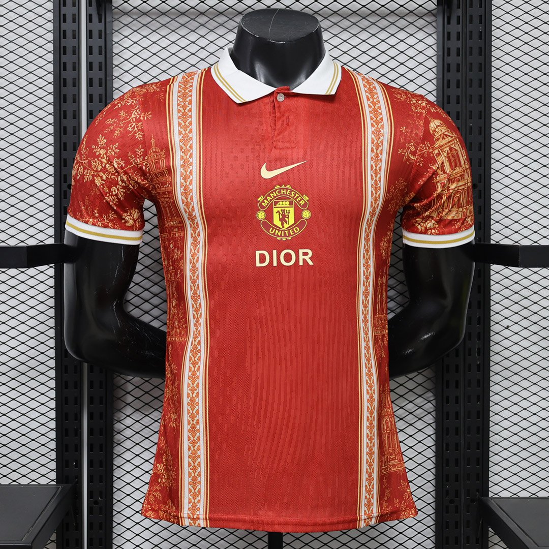 26_27-Manchester-United-x-Dior-Paristian-Heritage-Concept-Player-Version-Soccer-Jersey-1 Camisa Manchester United Christian Dior Versão Jogador 2026 Vermelho Nike - Imagem 1