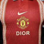 Camisa Manchester United Christian Dior Versão Jogador 2026 Vermelho Nike - Imagem 2