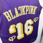 Camiseta Regata NBA Los Angeles Lakers Blackpink - Mitchell & Ness Roxa 2025/26 - Imagem 7