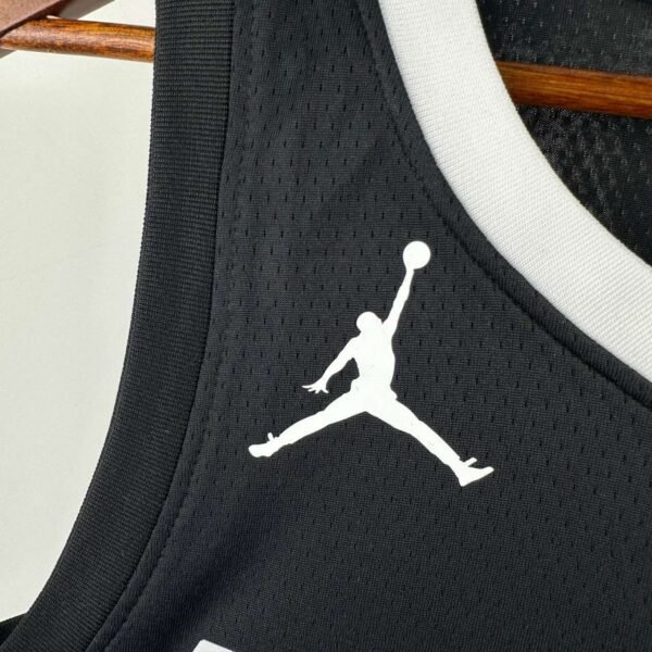 Camiseta Regata NBA Santo Antonio Sturs De'Aaron Fox 4 Statemant Edition Swingman 2023 Nike - Imagem 4