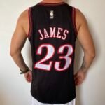 Camiseta Regata Basquete NBA Philadelphia 76ers Sixers - LeBron James 23 - Classic Edition Preta 2026/27 Nike - Imagem 8