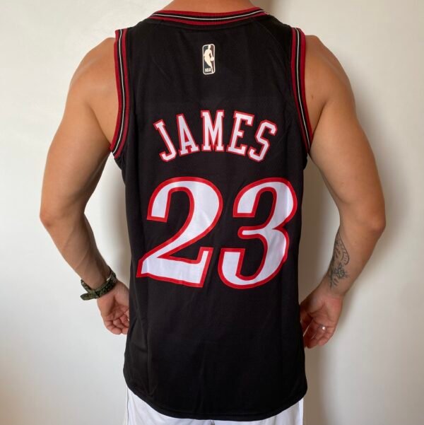 Camiseta Regata Basquete NBA Philadelphia 76ers Sixers - LeBron James 23 - Classic Edition Preta 2026/27 Nike - Imagem 8