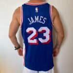 Camiseta Regata NBA Philadelphia 76ers - LeBron James 23 - Icon Azul 2026/27 Nike - Imagem 8
