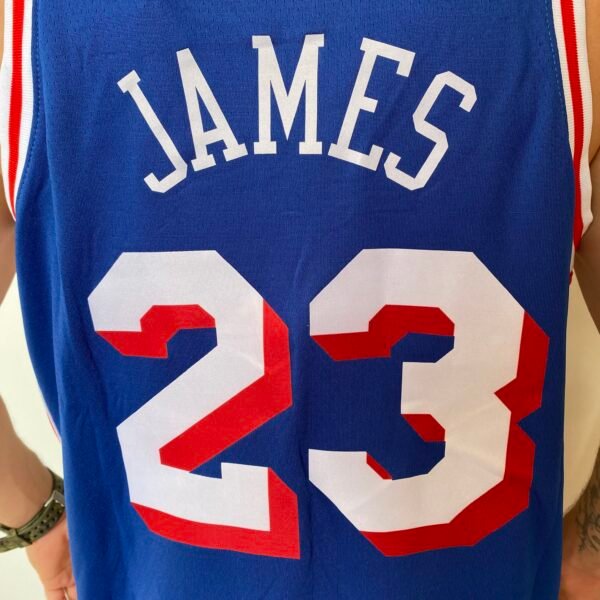 Camiseta Regata NBA Philadelphia 76ers - LeBron James 23 - Icon Azul 2026/27 Nike - Imagem 9