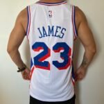 Camiseta Regata NBA Philadelphia 76ers - LeBron James 23 - Association Branca 2026/27 Nike - Imagem 8