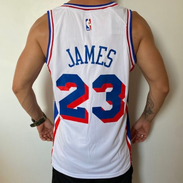 Camiseta Regata NBA Philadelphia 76ers - LeBron James 23 - Association Branca 2026/27 Nike - Imagem 8