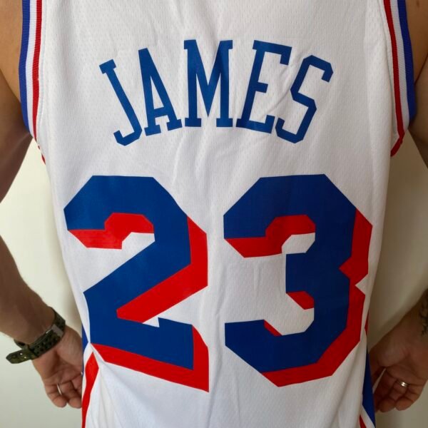Camiseta Regata NBA Philadelphia 76ers - LeBron James 23 - Association Branca 2026/27 Nike - Imagem 9