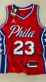 Camiseta Regata NBA Philadelphia 76ers - LeBron James 23 - Statement Vermelha 2026/27 Jordan - Imagem 11