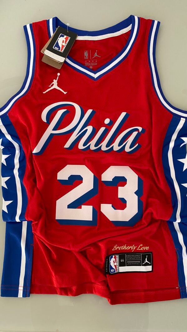 Camiseta Regata NBA Philadelphia 76ers - LeBron James 23 - Statement Vermelha 2026/27 Jordan - Imagem 11