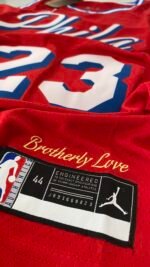 Camiseta Regata NBA Philadelphia 76ers - LeBron James 23 - Statement Vermelha 2026/27 Jordan - Imagem 12