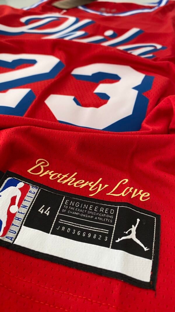 Camiseta Regata NBA Philadelphia 76ers - LeBron James 23 - Statement Vermelha 2026/27 Jordan - Imagem 12