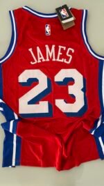 Camiseta Regata NBA Philadelphia 76ers - LeBron James 23 - Statement Vermelha 2026/27 Jordan - Imagem 13