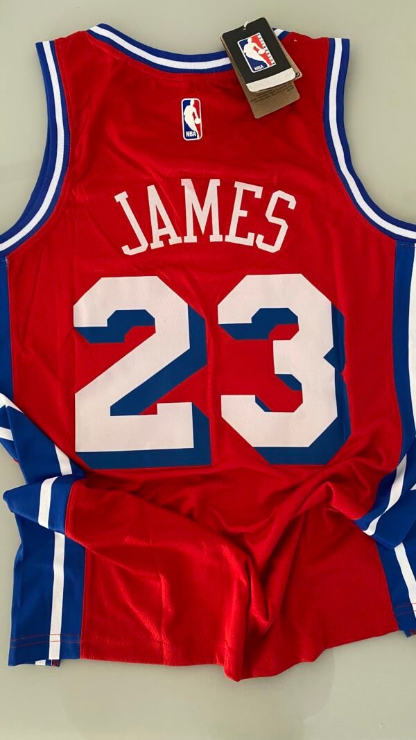 Camiseta Regata NBA Philadelphia 76ers - LeBron James 23 - Statement Vermelha 2026/27 Jordan - Imagem 13