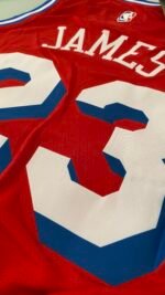 Camiseta Regata NBA Philadelphia 76ers - LeBron James 23 - Statement Vermelha 2026/27 Jordan - Imagem 14