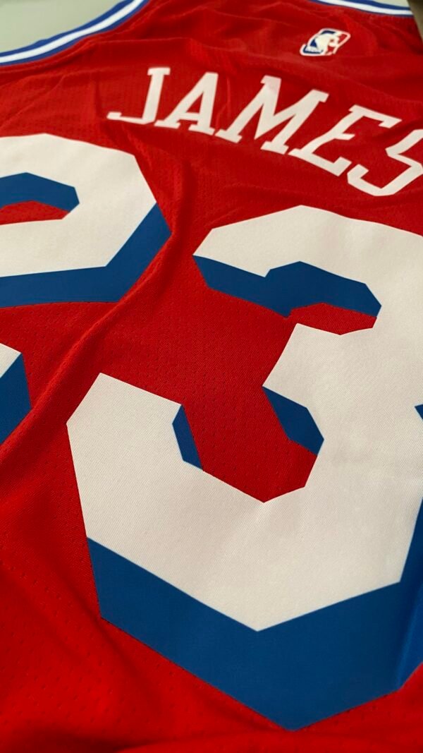 Camiseta Regata NBA Philadelphia 76ers - LeBron James 23 - Statement Vermelha 2026/27 Jordan - Imagem 14