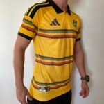 Camisa Jamaica Home Copa do Mundo 2026 Bob Marley Jogador Amarela Adidas - Imagem 5