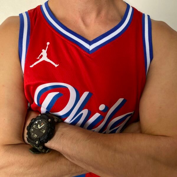 Camiseta Regata NBA Philadelphia 76ers - LeBron James 23 - Statement Vermelha 2026/27 Jordan - Imagem 2