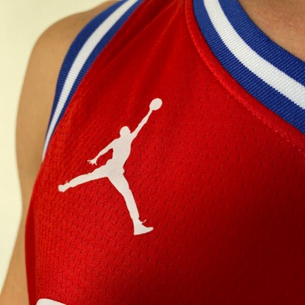 Camiseta Regata NBA Philadelphia 76ers - LeBron James 23 - Statement Vermelha 2026/27 Jordan - Imagem 3