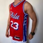 Camiseta Regata NBA Philadelphia 76ers - LeBron James 23 - Statement Vermelha 2026/27 Jordan - Imagem 5