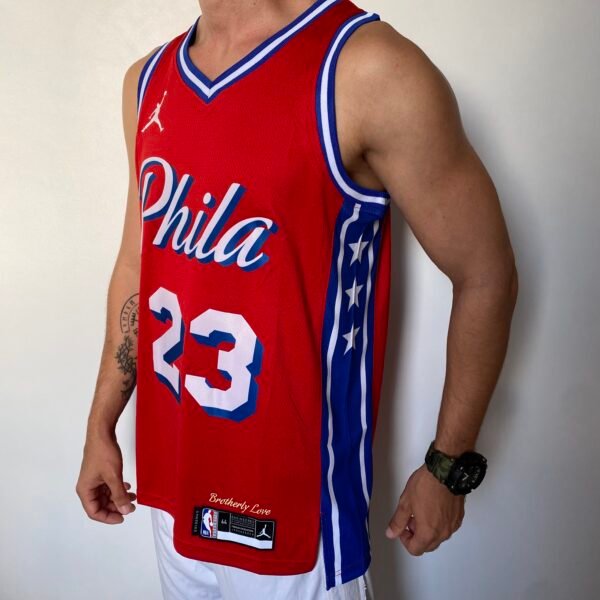 Camiseta Regata NBA Philadelphia 76ers - LeBron James 23 - Statement Vermelha 2026/27 Jordan - Imagem 5
