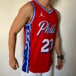 Camiseta Regata NBA Philadelphia 76ers - LeBron James 23 - Statement Vermelha 2026/27 Jordan - Imagem 4