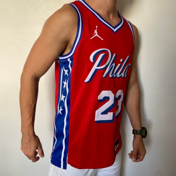 Camiseta Regata NBA Philadelphia 76ers - LeBron James 23 - Statement Vermelha 2026/27 Jordan - Imagem 4