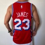 Camiseta Regata NBA Philadelphia 76ers - LeBron James 23 - Statement Vermelha 2026/27 Jordan - Imagem 7