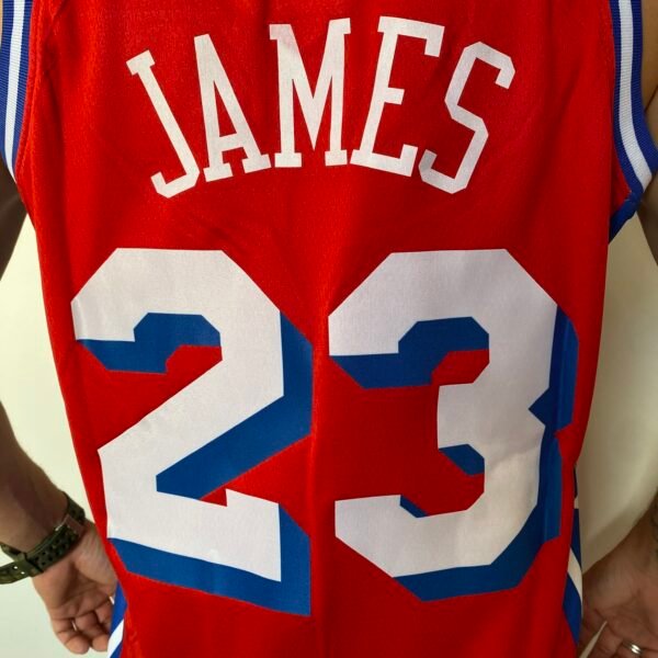 Camiseta Regata NBA Philadelphia 76ers - LeBron James 23 - Statement Vermelha 2026/27 Jordan - Imagem 8