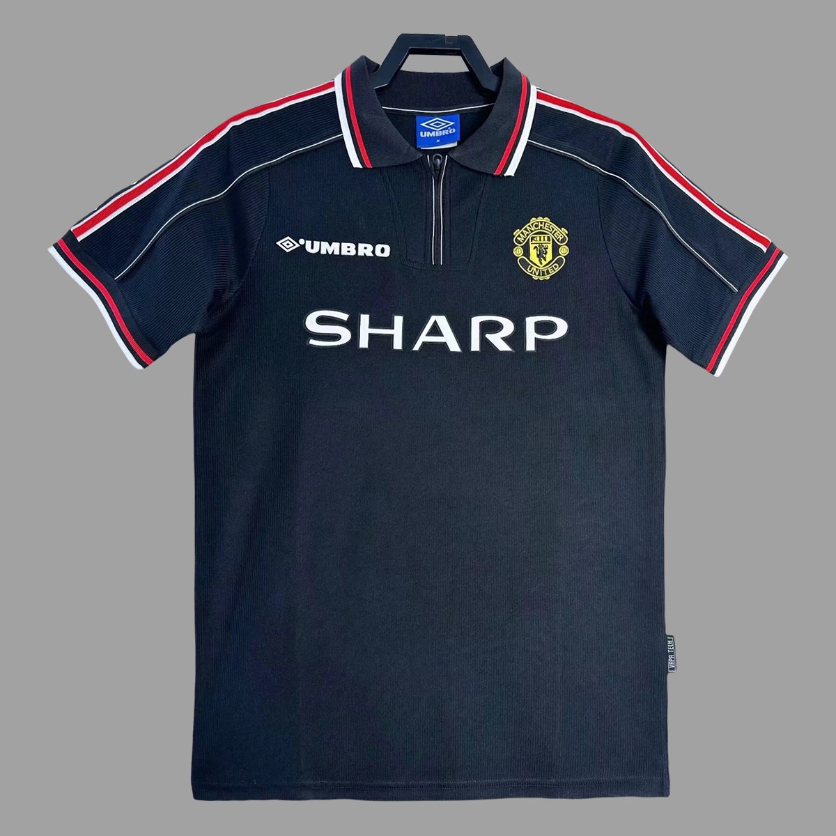 98_99 Manchester United Black Retro Soccer Jersey 1_ZT Camisa Retrô Manchester United Third 1998/1999 Umbro - Imagem 1